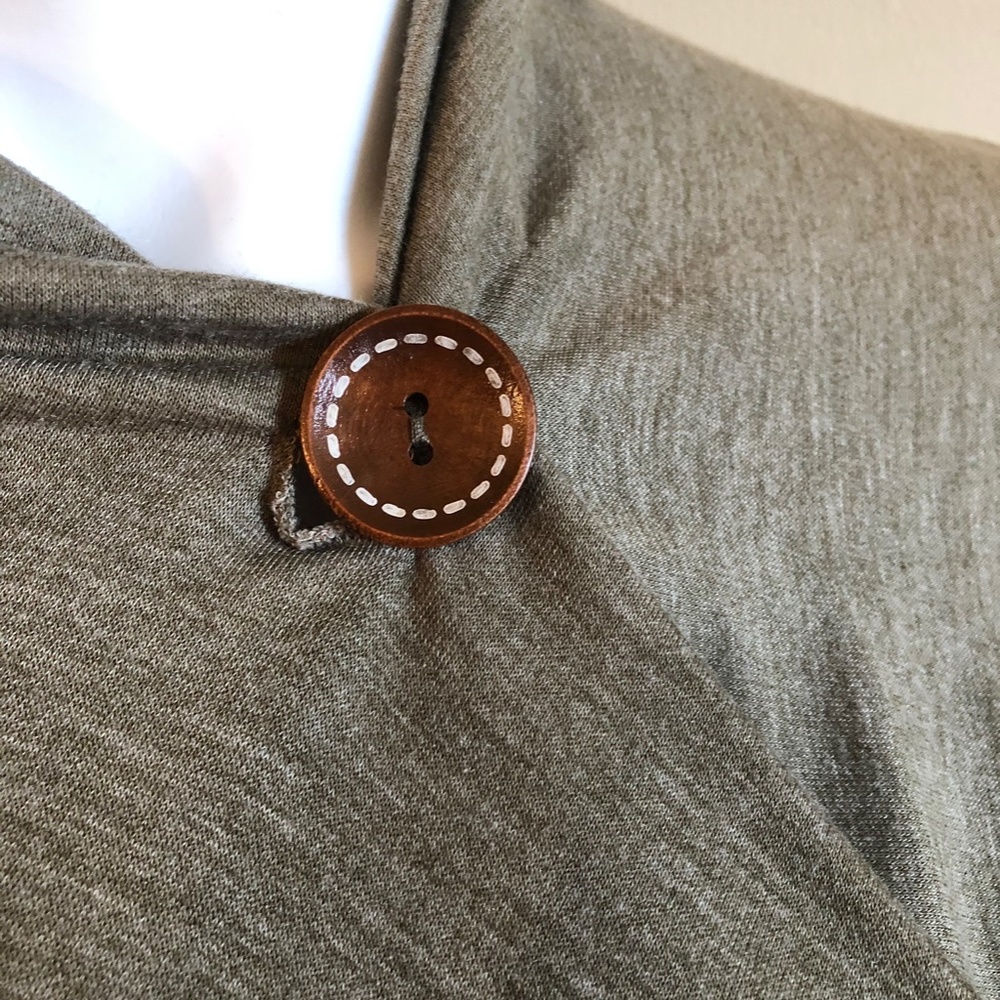 H
Sweater - Picture 2 of 3